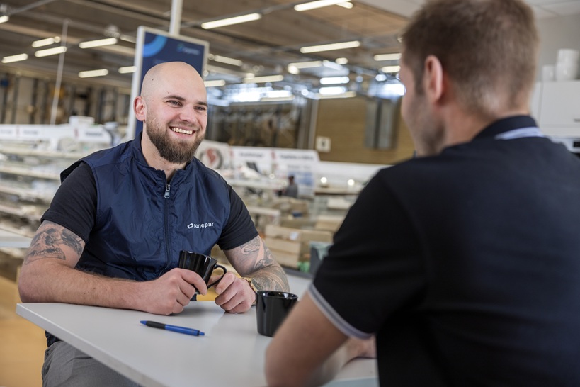 Sonepar medarbetare i samtal med kund